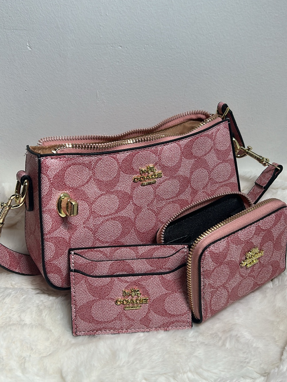 Pink Coach Set - Picture 2 of 6